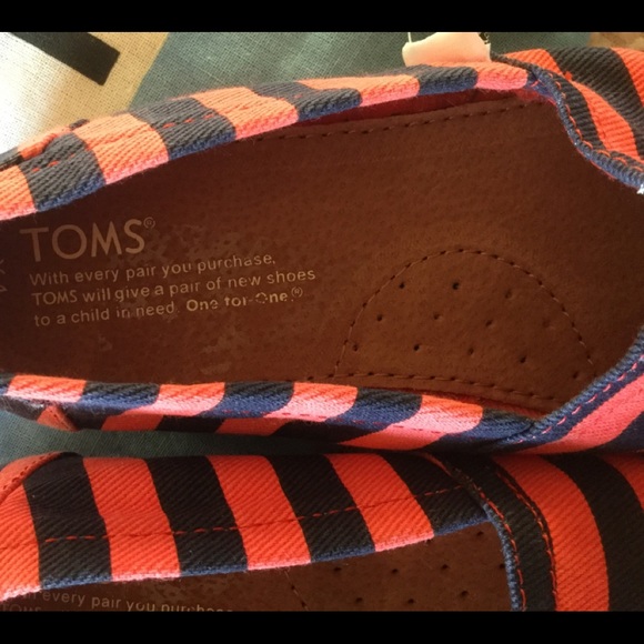 TOMS pink chambrey stripe youth classic shoes - Picture 4 of 6